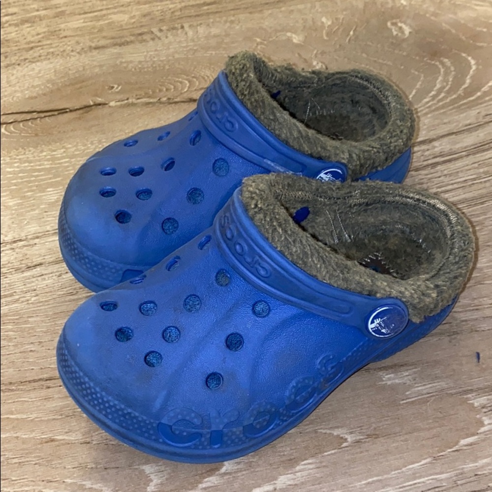 Blue kids crocs with fur size c8/9